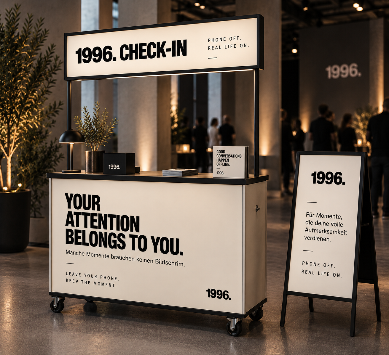 1996. CHECK-IN Station auf einem Event – Gäste geben ihr Smartphone ab