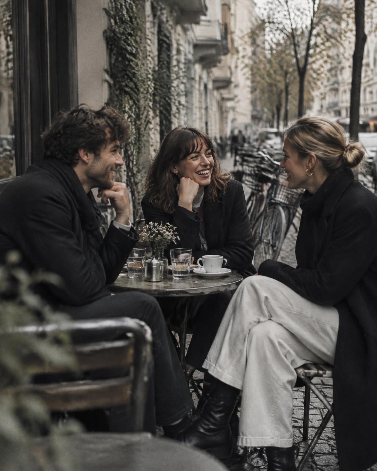 Freunde im Gespräch vor einem Berliner Café