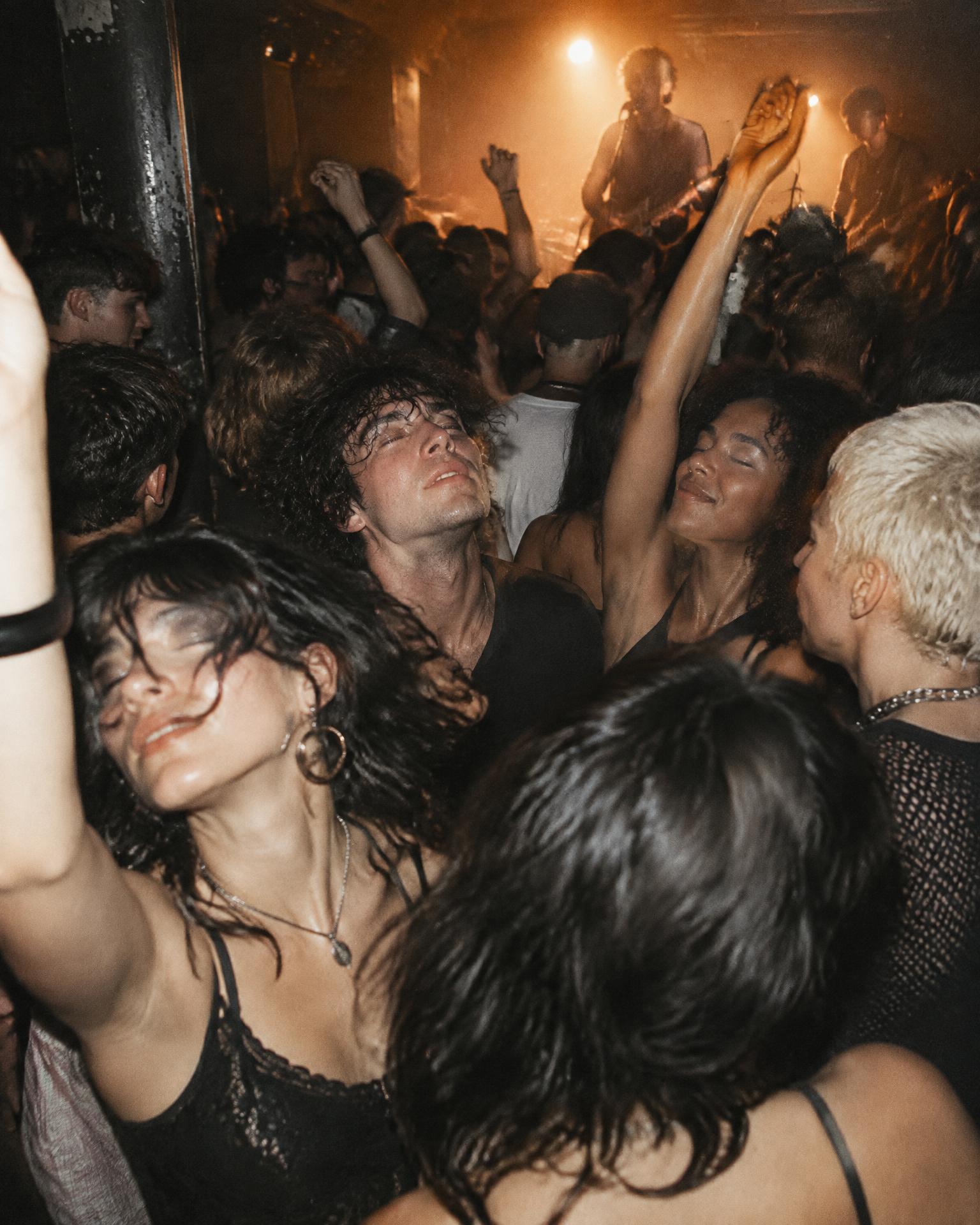Menschen erleben gemeinsam ein intimes Konzert